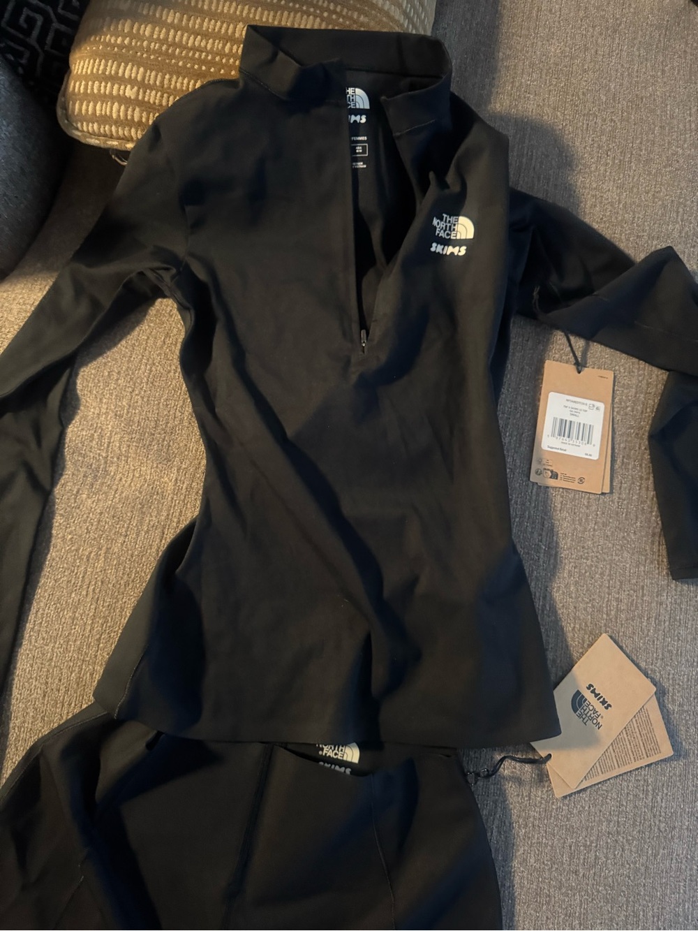 The North Face skims Black Women's Quarter-Zip Pullover and matching leggings